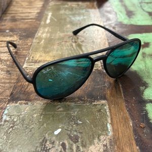 Ray-Bans RB 4320-CH 601-6/A1 small scratch on right lens (in pics)